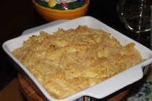 Makaroner i ostsås är en klassisk amerikansk favoriträtt. Den här varianten hälls i en form och gräddas i ugnen. Servera gärna med en god tomatsallad.