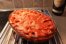 Välj gärna en kryddig tomatsoppa, till exempel en med vitlök och örter, så får gratängen mer smak.
