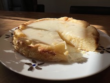 Sötsyrlig och saftig citronkaka som är lika vacker som god! Även läcker att servera som dessert med bär och en klick grädde.