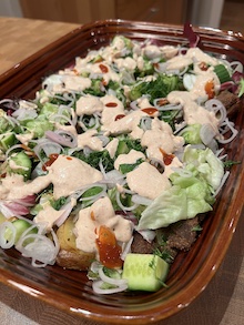 Rostad potatis, kebabkryddad och krispigt stekt ostronskivling toppad med ett berg av världens godaste sås.